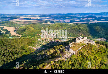 Veduta aerea del Castello di Cachtice nella parte occidentale dei Carpazi, Slovacchia Foto Stock