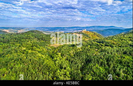 Veduta aerea del Castello di Cachtice nella parte occidentale dei Carpazi, Slovacchia Foto Stock