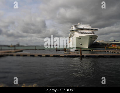 MSC Preziosa nave da crociera attraccata a Southampton Hampshire Inghilterra. Visibile in primo piano sono i posti barca per il Southampton Boat Show. Foto Stock