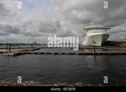 MSC Preziosa nave da crociera attraccata a Southampton Hampshire Inghilterra. Visibile in primo piano sono i posti barca per il Southampton Boat Show. Foto Stock