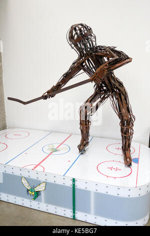 Di metallo saldata scultura di hockey 'slap shot' dall'artista judd Nelson si trova nell' atrio del braemar hockey. edina minnesota mn usa Foto Stock