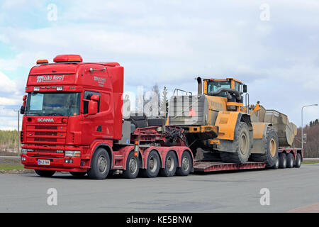 Forssa, Finlandia - 23 aprile 2016: scania 164g carrello si arresta a forssa arresto carrello durante il trasporto di grandi dimensioni di pesanti Volvo L350f caricatore su ruote. Foto Stock