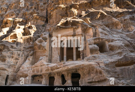 Nabataean Triclinio rovina scolpito in pietra arenaria rossa cliff, poco Petra gorge, Siq al-Barid, sito archeologico, Wadi Musa, Giordania, Medio Oriente Foto Stock