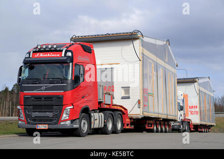 Forssa, Finlandia - 23 aprile 2016: Volvo fh semi e un altro carrello sono pronti per il trasporto casa prefabbricata moduli come carichi sovradimensionati nel sud della pinna Foto Stock