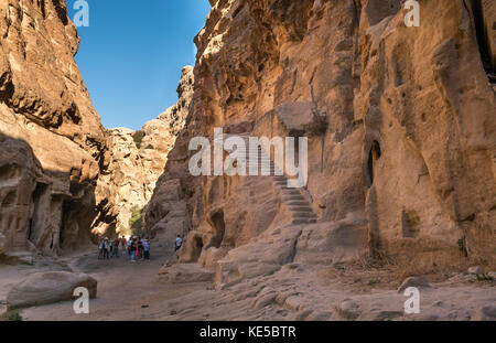 Nabataean resti scolpito nella roccia arenaria, poco Petra, Siq al-Barid, con ripidi passaggi intagliato, sito archeologico, Wadi Musa, Giordania, Medio Oriente Foto Stock