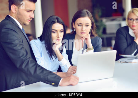 Lavoro di squadra il concetto di processo.i giovani collaboratori di lavorare con nuovi progetti di avvio in ufficio.analizzare il documento, piani. Foto Stock