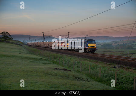 Un DB Cargo treno merci trainato da 2 Classe 90 locomotive elettriche portando nuovo Ford veicoli a motore passa Salterwath (sud di Shap, Cumbria) Foto Stock