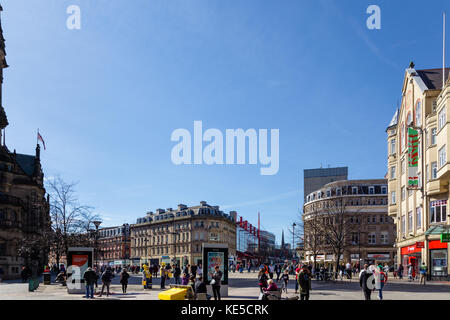 Piazza del municipio, Sheffield, guardando verso imbonitori piscina, pinstone street e Leopold street con orchard square sulla destra Foto Stock