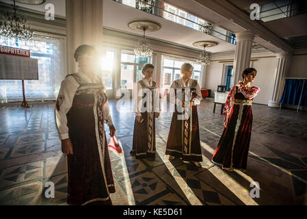 Slavyanka coro canta canti russi tradizionali a ivanovka village, Azerbaigian. ivanovka è un villaggio con principalmente la popolazione russa che si è mantenuto lo scorso kolkhoz in Azerbaigian. Foto Stock