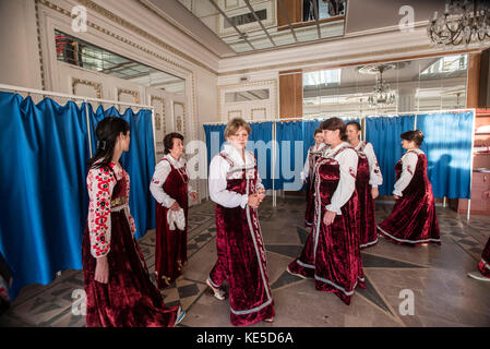 Slavyanka coro canta canti russi tradizionali a Ivanovka village, Azerbaigian. Ivanovka è un villaggio con principalmente la popolazione russa che si è mantenuto lo scorso kolkhoz in Azerbaigian. Foto Stock