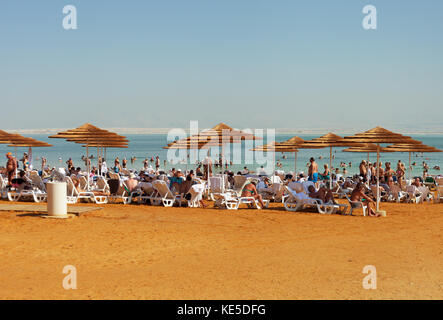 Israele, Dead Sea - 31 ottobre: il Mar Morto è un lago salato delimitato dal Giordano verso oriente e di Israele e della Palestina all'occidente. è stata una delle giornate mondiali Foto Stock