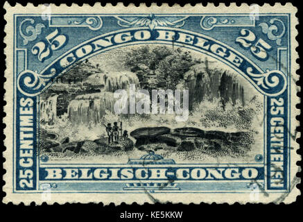Un francobollo da 1910 francobolli del Congo belga, del valore di 25 centesimi. Questo francobollo riflette il periodo coloniale del Congo sotto il dominio belga, raffigurando il sistema postale dell'epoca e le immagini coloniali. Foto Stock