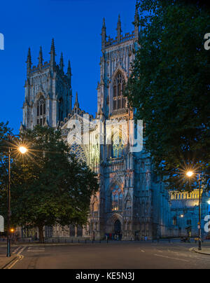 Gli illuminati facciata ovest della cattedrale di York Minster Foto Stock