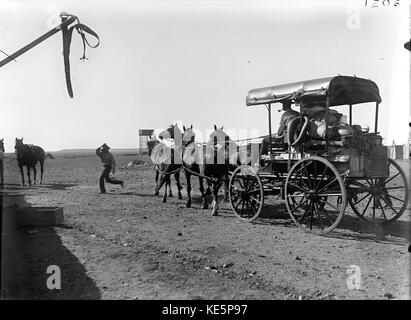 Walter Baldwin Spencer e Francis J Gillen possibilità e carro lasciando Oodnadatta, Australia centrale, Marzo 1901 Foto Stock