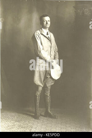 Un ritratto di Walter T. Varney, il fondatore della United and Continental Airlines, preso nel 1921, che segna il suo ruolo nello sviluppo dell'industria aeronautica statunitense. Foto Stock