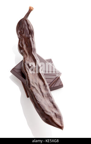 Pod di carruba e carruba cioccolato isolato su sfondo bianco. Foto Stock