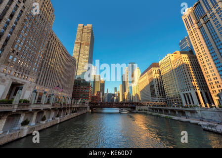 Chicago Downtown e del fiume Chicago con ponti al tramonto. Foto Stock