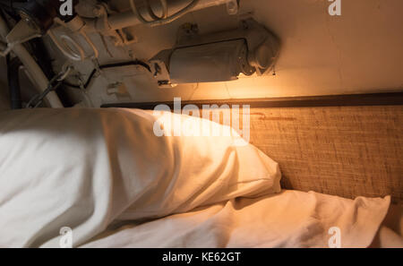 Interno di un vecchio sommergibile - uno spazio limitato e un sacco di apparecchiature Foto Stock