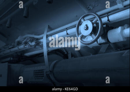 Interno di un vecchio sommergibile - uno spazio limitato e un sacco di apparecchiature Foto Stock