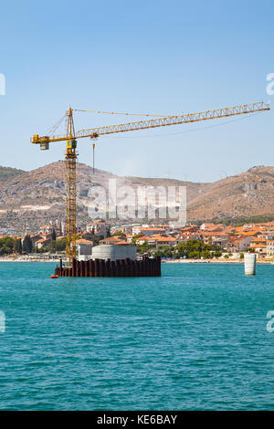 Costruzione di ponti - gru sopra il mare adriatico porto di Trogir, Croazia Foto Stock