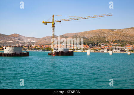 Costruzione di ponti - gru sopra il mare adriatico porto di Trogir, Croazia Foto Stock