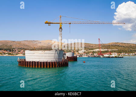 Costruzione di ponti - gru sopra il mare adriatico porto di Trogir, Croazia Foto Stock