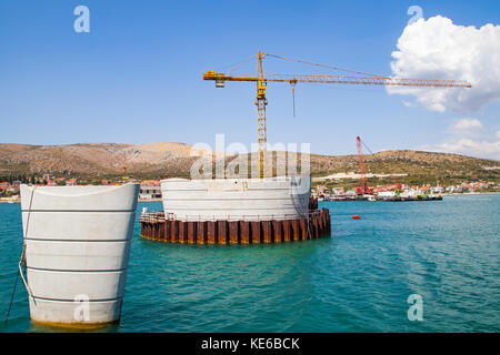 Costruzione di ponti - gru sopra il mare adriatico porto di Trogir, Croazia Foto Stock