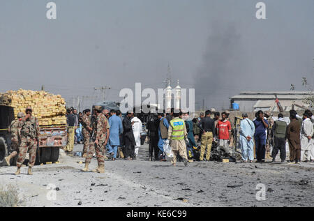 Quetta, Pakistan. Xviii oct, 2017. Quetta, Pakistan:. sicurezza pakistane e funzionari addetti al soccorso sono ispezionare la scena di strada bomba, un attentatore suicida si è concentrata su un camion che trasportano personale di polizia, a Quetta, Pakistan mercoledì 18 ottobre 2017. almeno sei poliziotti sono stati uccisi e più di 20 feriti in Pakistan sudoccidentale città pakistana di Quetta. Credito: m.arshad/Pacific press/alamy live news Foto Stock