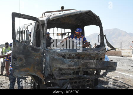 Quetta, Pakistan. Xviii oct, 2017. Quetta, Pakistan:. sicurezza pakistane e funzionari addetti al soccorso sono ispezionare la scena di strada bomba, un attentatore suicida si è concentrata su un camion che trasportano personale di polizia, a Quetta, Pakistan mercoledì 18 ottobre 2017. almeno sei poliziotti sono stati uccisi e più di 20 feriti in Pakistan sudoccidentale città pakistana di Quetta. Credito: m.arshad/Pacific press/alamy live news Foto Stock