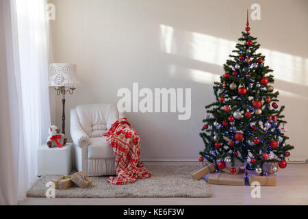 Albero di natale con i regali di Natale in sala bianca per natale Foto Stock