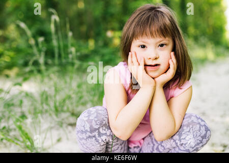 Ritratto di giovane ragazza con la sindrome di down Foto Stock