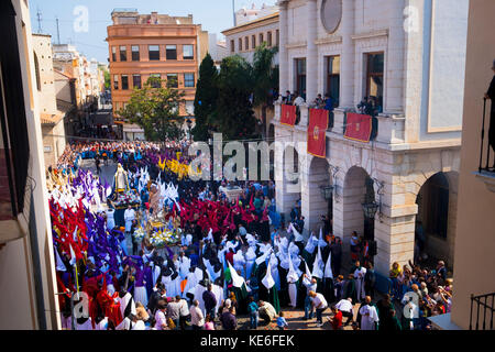 La domenica di Pasqua di Risurrezione processione, l incontro di Gesù con la Vergine Maria nella parte anteriore dei penitenti nei loro abiti colorati e cappelli appuntita. Foto Stock