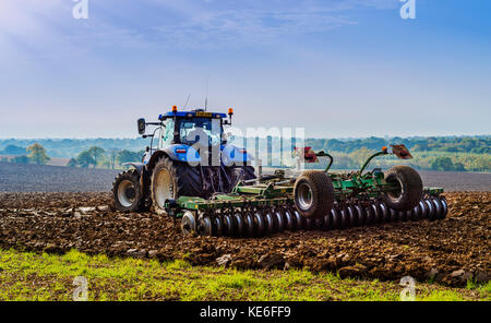 Trattore, Compact Disk Harrow, agricoltura, coltivazione, coltivare, Foto Stock