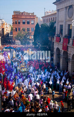 La domenica di Pasqua di Risurrezione processione, l incontro di Gesù con la Vergine Maria nella parte anteriore dei penitenti nei loro abiti colorati e cappelli appuntita. Foto Stock