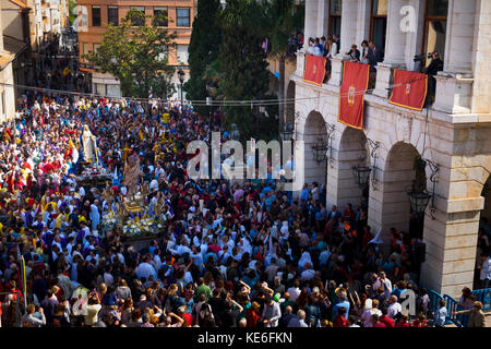 La domenica di Pasqua di Risurrezione processione, l incontro di Gesù con la Vergine Maria nella parte anteriore dei penitenti nei loro abiti colorati e cappelli appuntita. Foto Stock