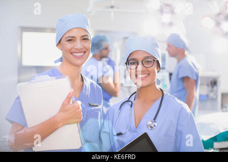 Ritratto sorridente, sicuro chirurghi in sala operatoria Foto Stock