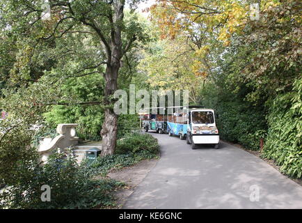 Rotterdam Blijdorp Zoo, Paesi Bassi. Equitazione lungo sul treno - Chiamato: il RET Jungle Express - persone di inversione marcia avanti e indietro tra gli ingressi. Foto Stock