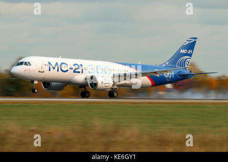 Zhukovsky, Moscow Region, Russia - 17 ottobre 2017: irkut ms-21 73051 prima battenti prototipo di una nuova federazione aereo civile in atterraggio a ramenskoe Foto Stock