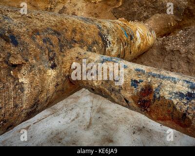 Buca di scavo. vecchio 500mm di bere acqua tubo con 150mm braccio curva. tubi prima di riparare la tubazione. asfalto isolamento. Foto Stock