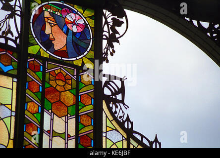 Art Nouveau in vetro colorato di Alfons Mucha sopra l'ingresso alla Casa Municipale (Obecní dům), Praga, Repubblica Ceca Foto Stock