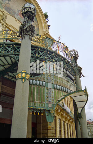 Ingresso in Art Nouveau elaborato, Obecní dům (Casa Municipale), Náměstí Republiky, Praga, Repubblica Ceca Foto Stock