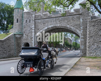 Carrozza a cavalli da Saint Louis Gate, Vieux Quebec, la Città Vecchia, la città di Québec, Canada. Foto Stock