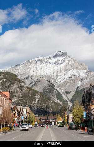 Banff, Canada - Ott 16, 2017: occupato banff avenue nel parco nazionale di Banff con la Cascade Mountain in background. La città è un importante canadian t Foto Stock