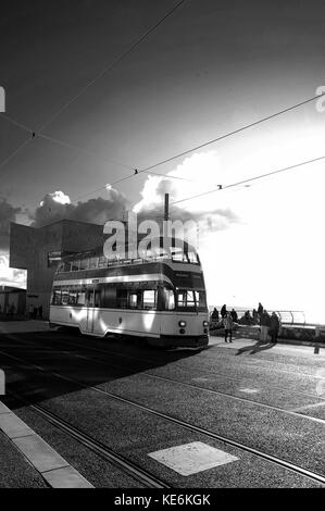 "Balloon" tram n. 717 al North Pier di Blackpool. Foto Stock