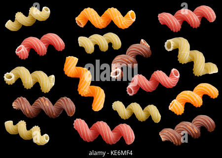 Swirl multicolore pasta raccolta isolati su sfondo nero Foto Stock