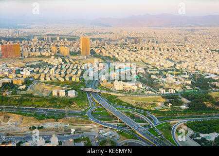 Skyline di Tehran. vista dalla torre milad. iran Foto Stock