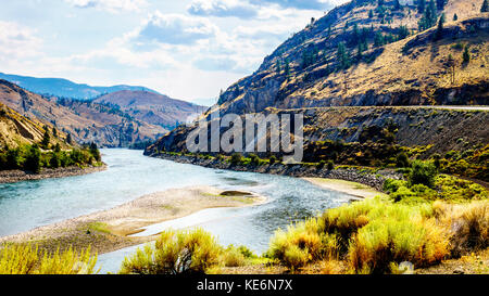 La Trans Canada Highway si snoda attraverso le montagne e lungo il fiume Thompson tra cache Creek e Spences Bridge nella Columbia Britannica centrale Foto Stock
