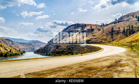 La Trans Canada Highway si snoda attraverso le montagne e lungo il fiume Thompson tra cache Creek e Spences Bridge nella Columbia Britannica centrale Foto Stock