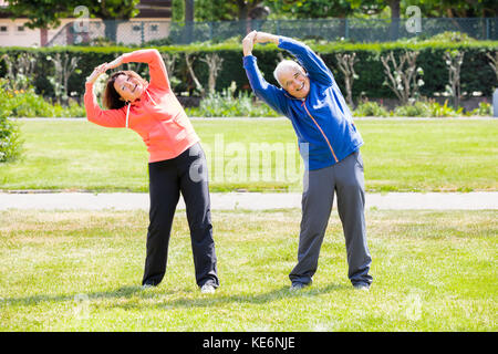 Foto di coppia Senior esercitare insieme al Park Foto Stock