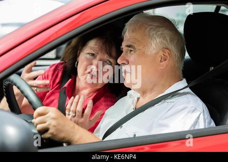 Senior infelice giovane sostenendo in auto Foto Stock